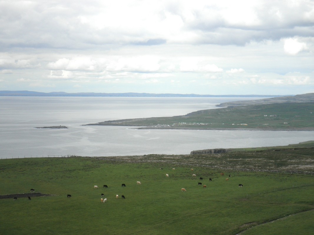 Vue sur les Twelve Bens du Connemara au loin et sur le village de Doolin dans son anse (où nous avons dormi).
