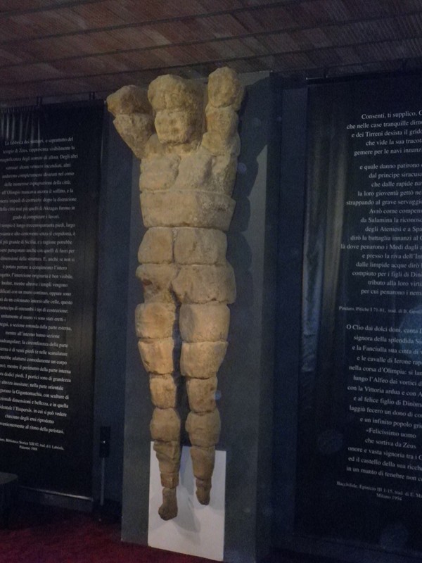 Au musée, atlante provenant du temple de Zeus olympien, totalement détruit par les Carthaginois (7,65m) qui donne une idée de la taille du monument, un des trois plus grands du monde hellénique 