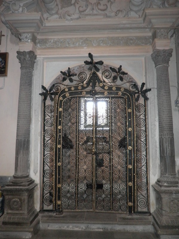 La porte du baptistère provient d'un harem  de l'époque de la domination arabe !