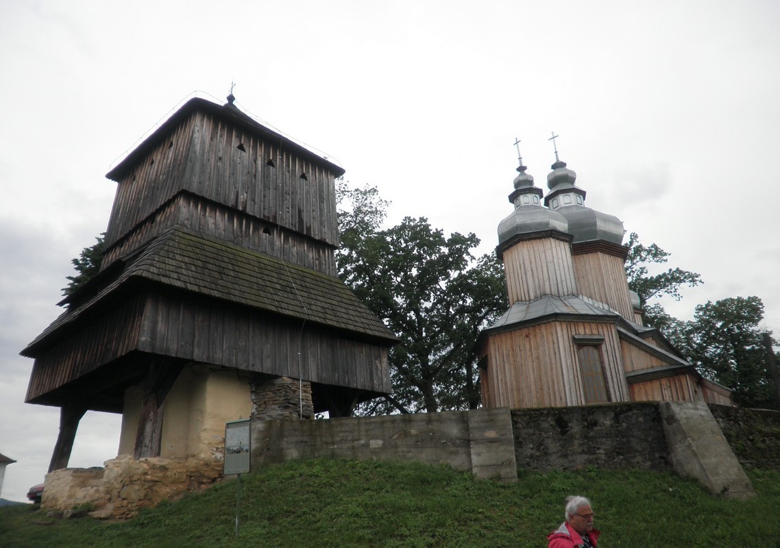 A Dobra Szlachecka, église dédiée à St Nicolas (1879), avec son clocher-porche fortifié du XVIIème. Les cloches sont datées de 1624 et 1625.