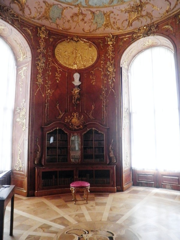 La bibliothèque de Frédéric II, circulaire et aux murs couverts de lambris de bois de cèdre avec des stucs dorés. 2000 livres dont les oeuvres complètes de Voltaire...