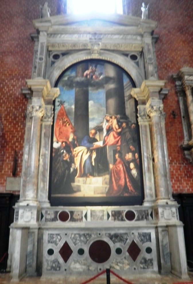 Retable peint par le Titien en l'honneur de la famille de l'évêque Pesaro, représentée en train de venir remercier la Vierge d'une victoire contre les Turcs