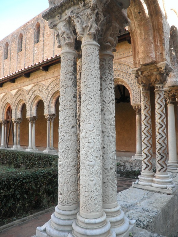 Triple colonne en marbre sculpté