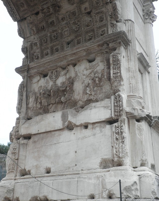 Détail de l'arc de Titus érigé pour commémorer la destruction du temple de Jérusalem !