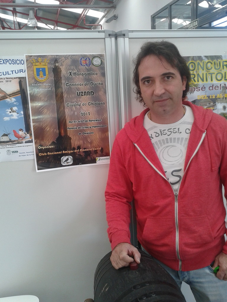 Junto al cartel del monográfico diseñado por mi.
