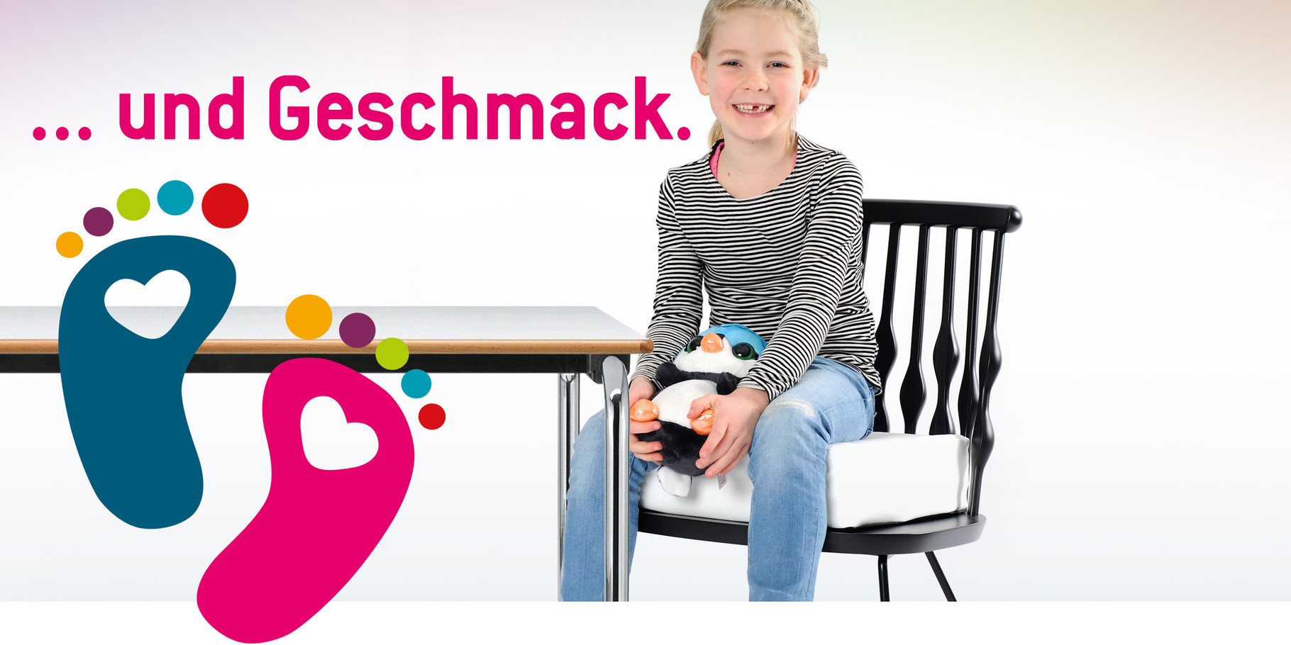 Ein Mädchen sitzt auf einem erhöhten Stuhlkissen