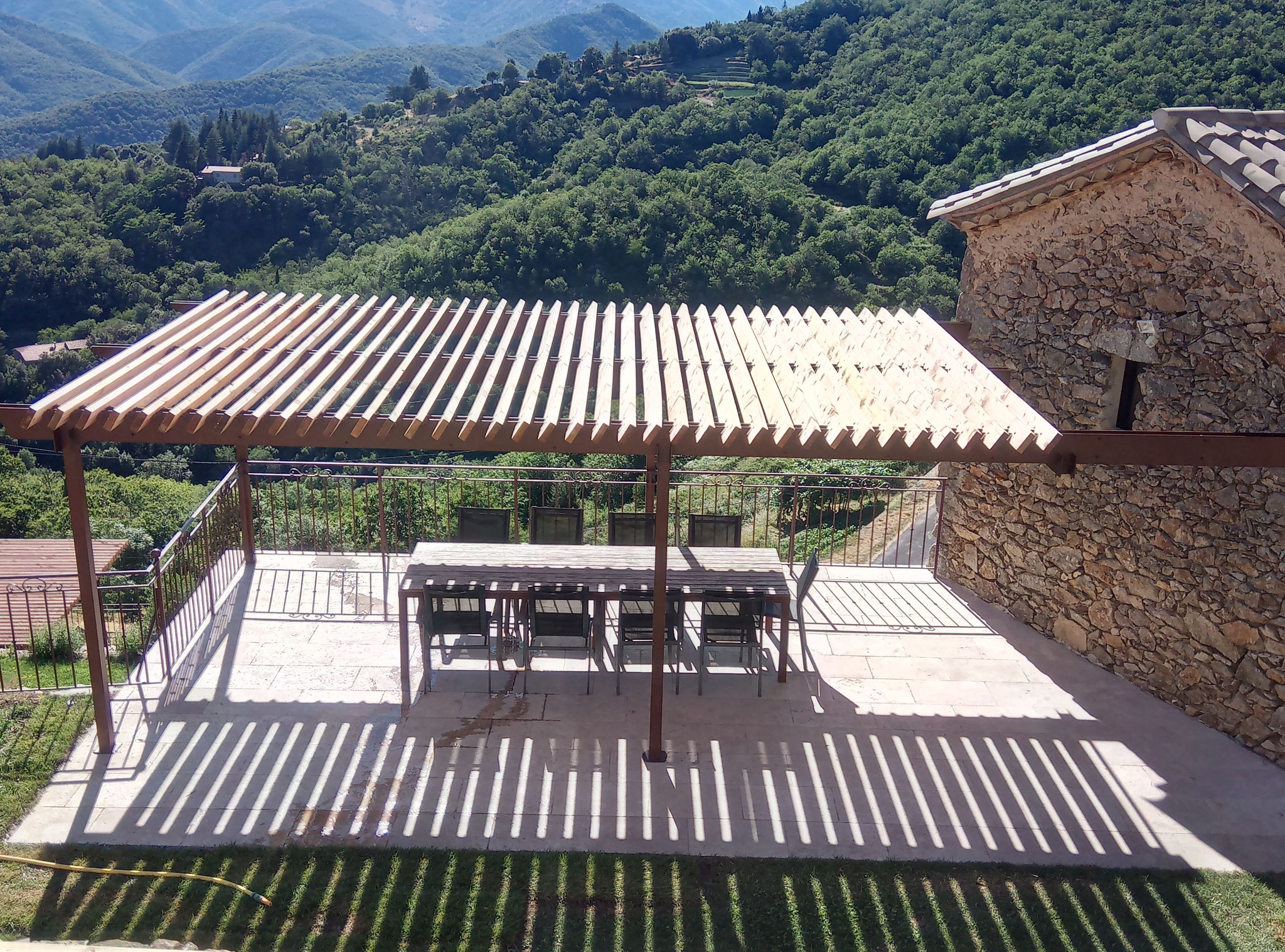 Terrasse avec ombrière