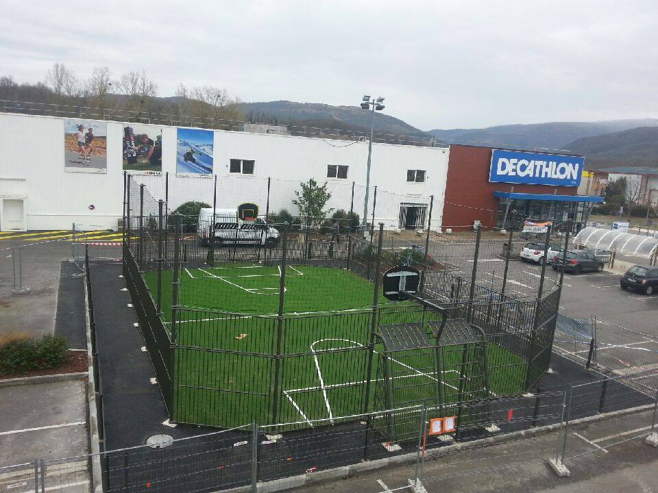 Terrain multisport HUSSON INTERNATIONAL pour l'enseigne DECATHLON