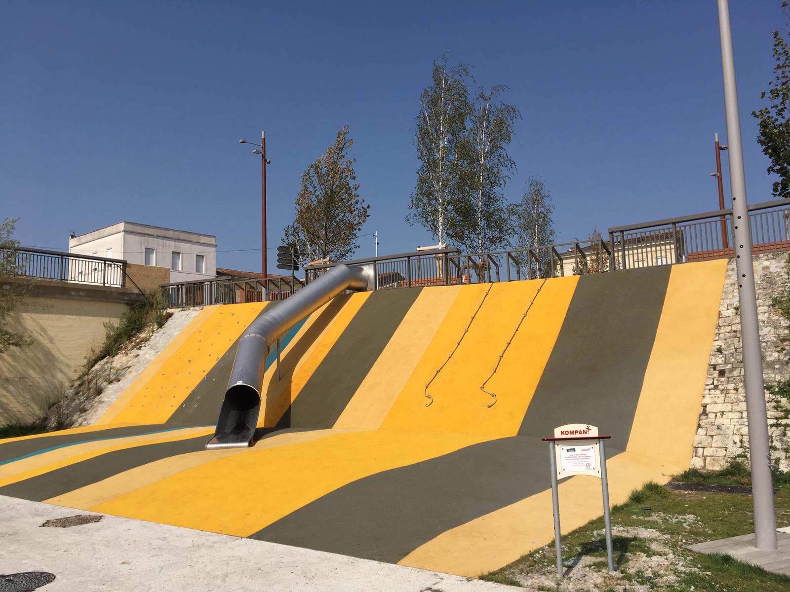 Toboggan KAMPAN avec sol souple amortissant en pente