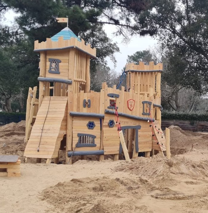 Château en bois de robinier KOMPAN - Landes