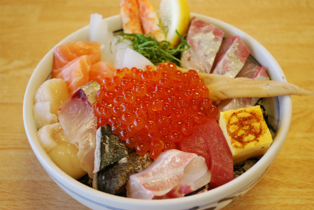 今、人気のマルトモ水産「海鮮丼」 （西条市）