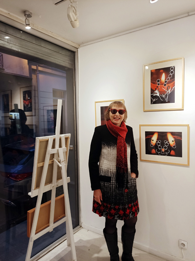 Marie-Fa Lazzari devant les oeuvres de sa nouvelle série "Le feu sacré de Prométhée"