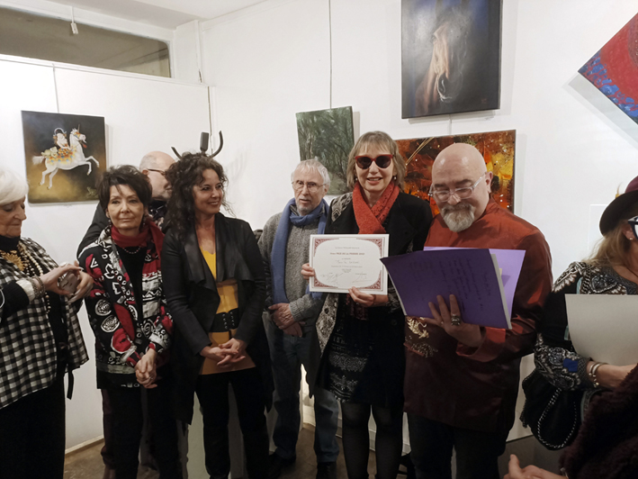 Remise du 3ème Prix de la Presse 2023 à Marie-Fa Lazzari à la galerie Thuillier, avec Denis Cornet, galeriste et les membres du jury.