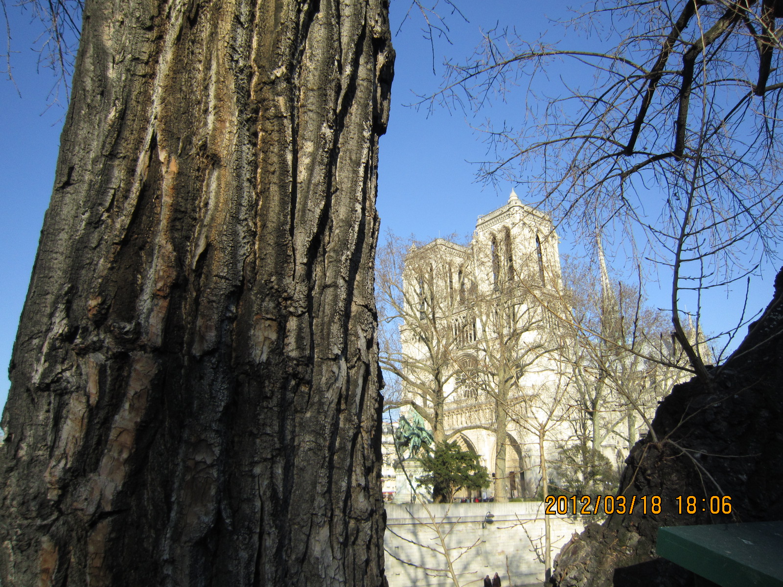 Petit message perso à ceux qui ne voient en Notre-Dame qu'un " vulgaire tas de cailloux"