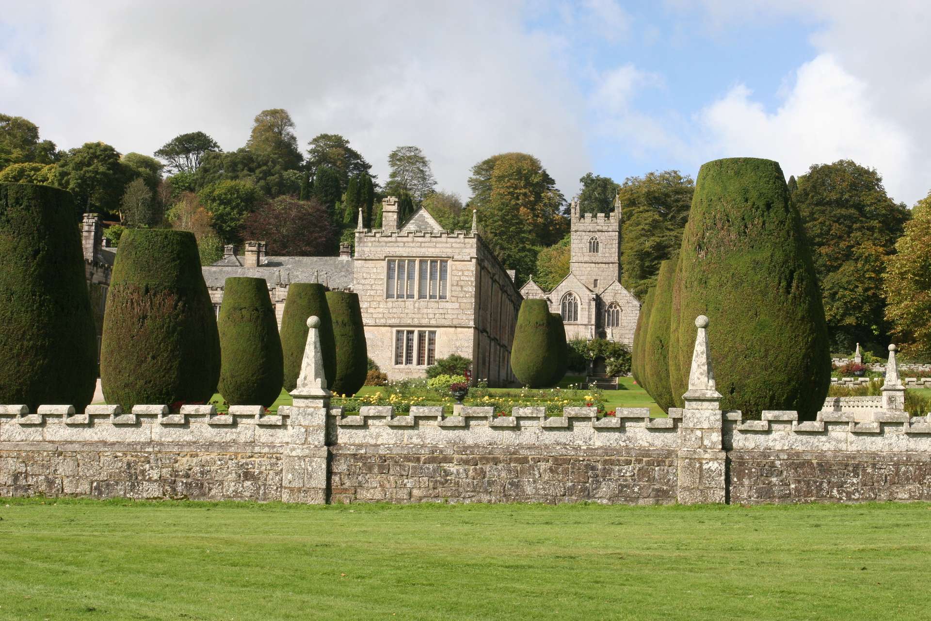 Von Mauern umgebenes Lanhydrock Castle, Cornwall ©My own Travel
