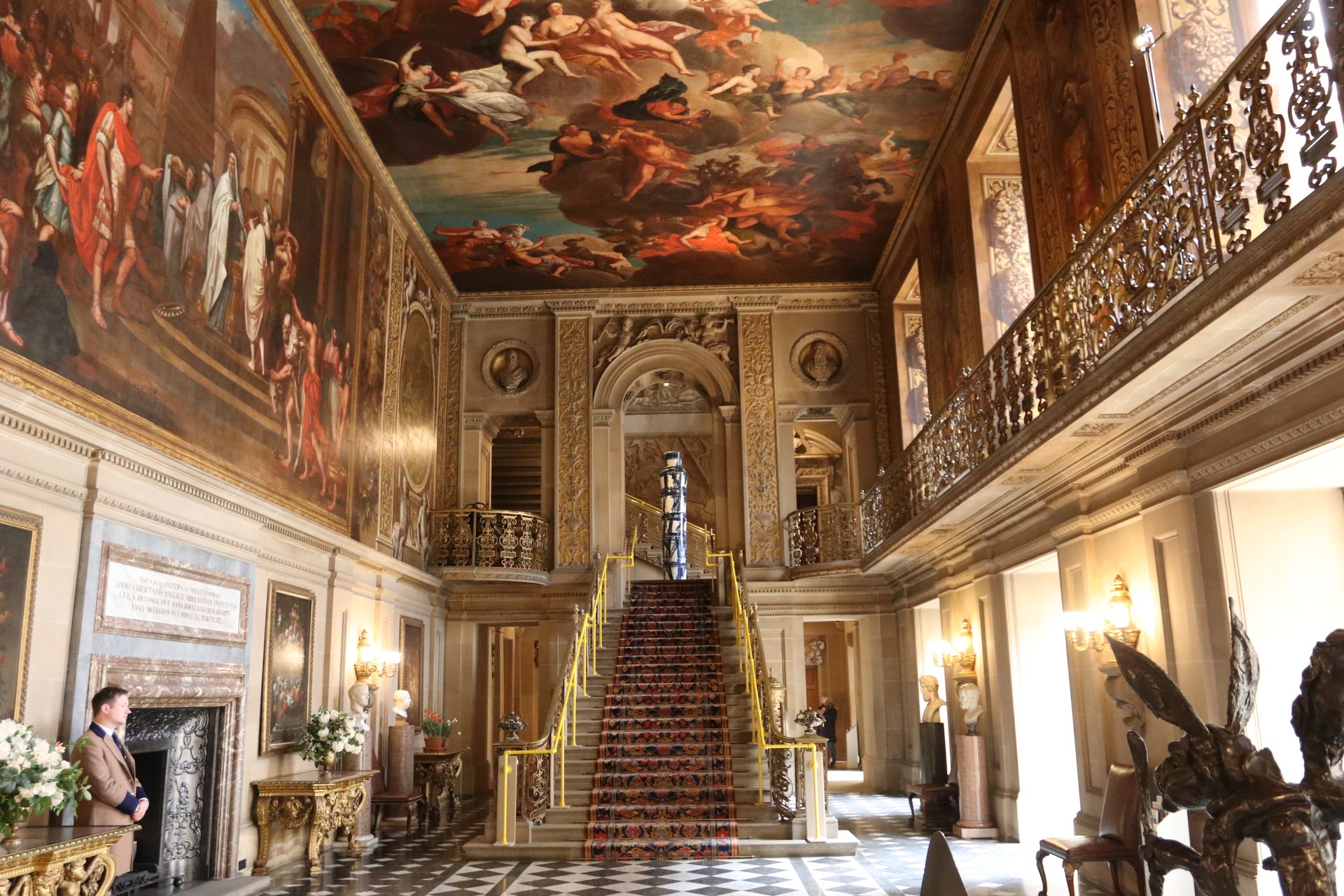 Halle im englischen Landschloss Chatsworth House mit imposantem Deckengemälde ©My own Travel
