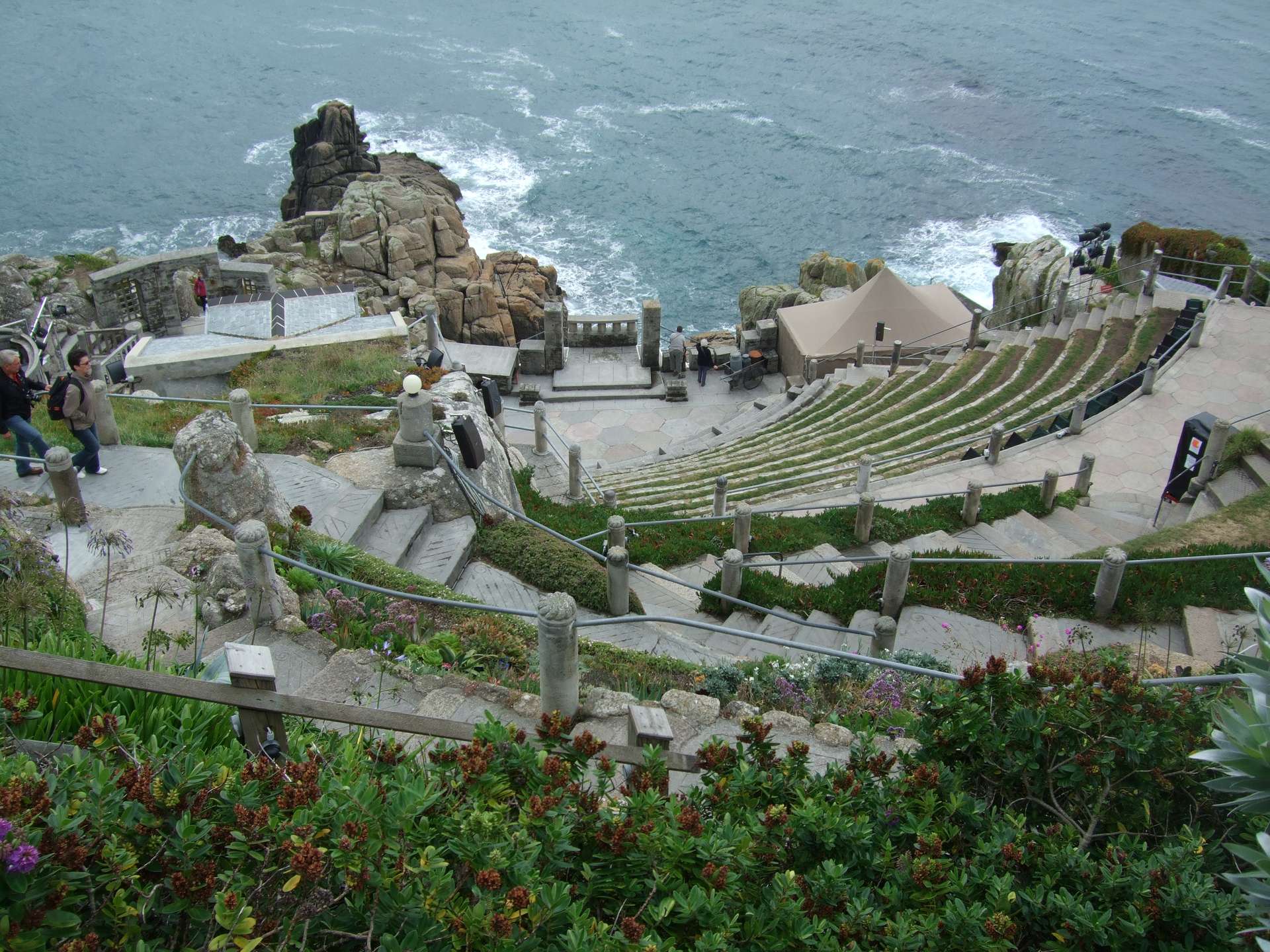 das in den Fels gehauene Minack Theatre an der Küste ©My own Travelin Cornwall
