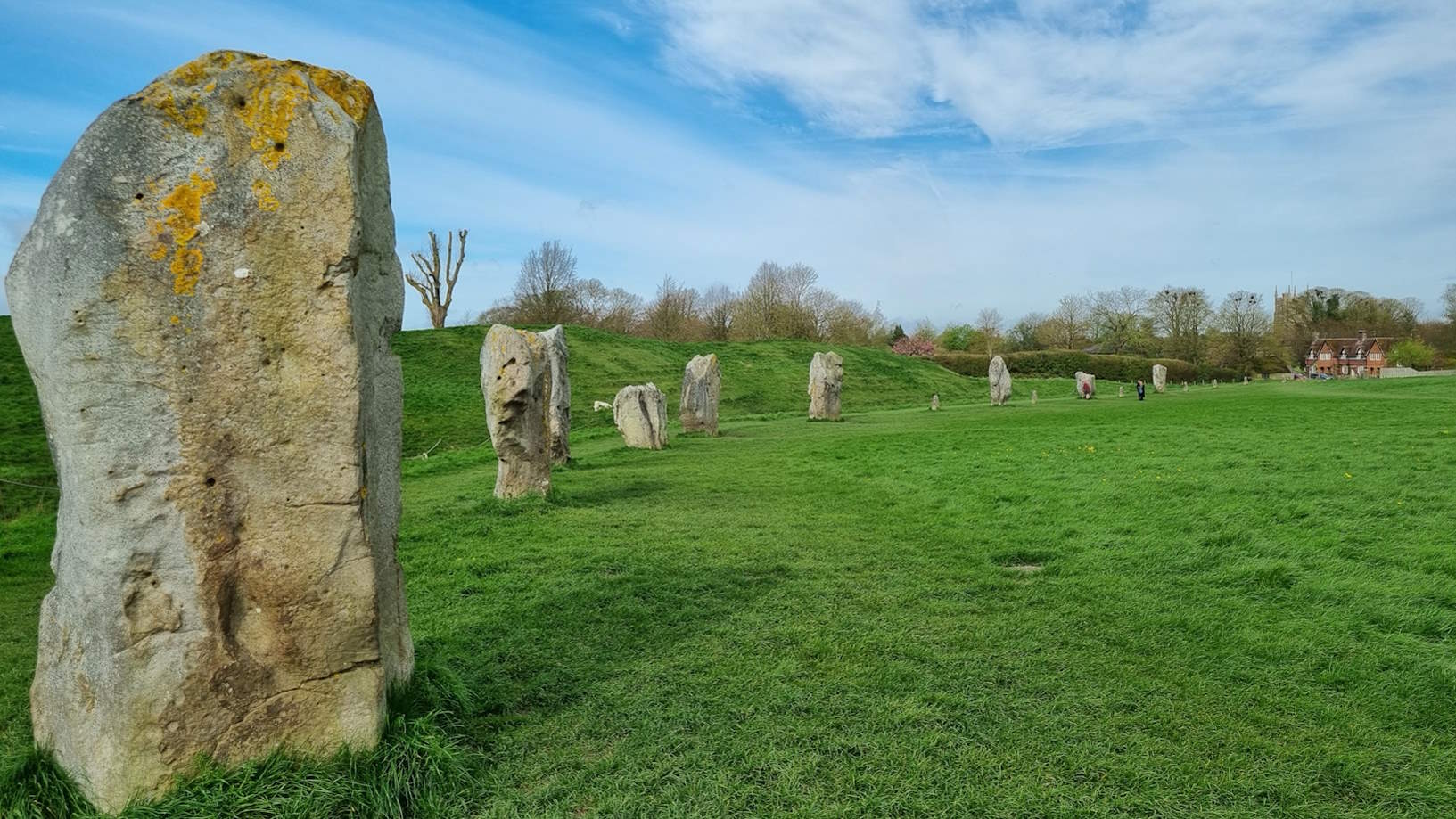 Steinkreis von Avebury von kurzem Grasland umgeben und blauem Himmel mit Schäfchenwolken ©My own Travel