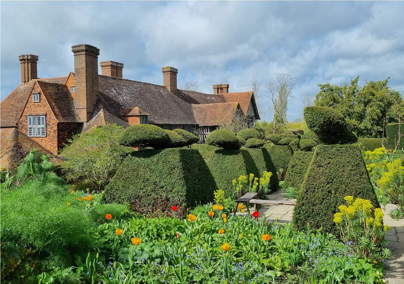 Garten mit Formschnitt und Cottage-House von Great Dixter im Hintergrund ©My own Travel