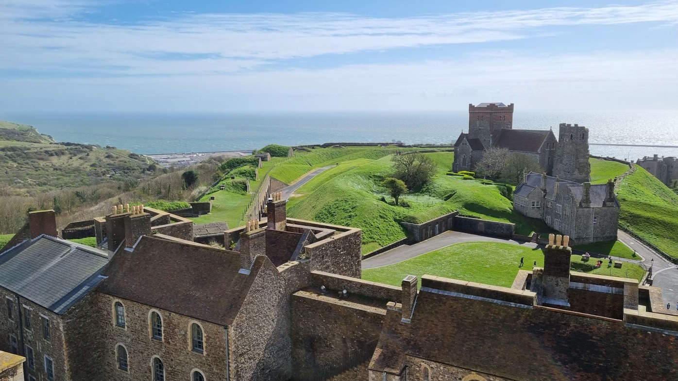 Blick vom Dover Castle auf die Anlage und die Küste ©My own Travel