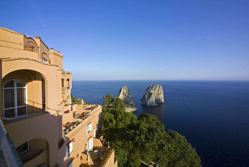 Blick vom Punta Tragara auf die Faraglioni Felsen vor Capri