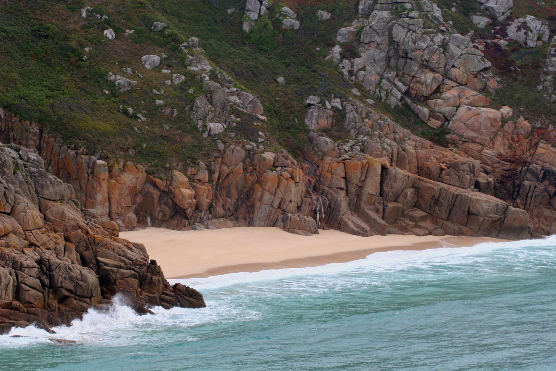 Strand in einer Felsbucht neben dem Minack Theatre, Cornwall