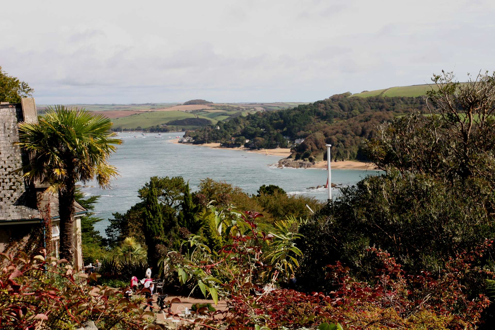 Blick auf die Küste vom am Hang liegenden Overbeck's Garden, Cornwall ©My own Travel