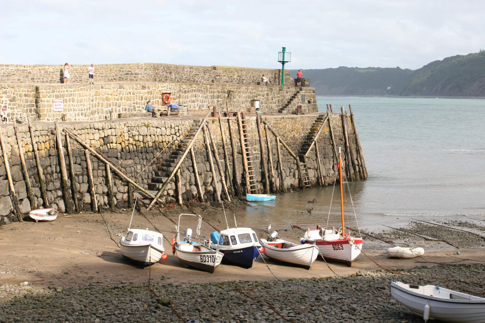 Dicke, hohe Kaimauern und trockengelegte Boote im Hafen von Clovelly bei Ebbe ©My own Travel