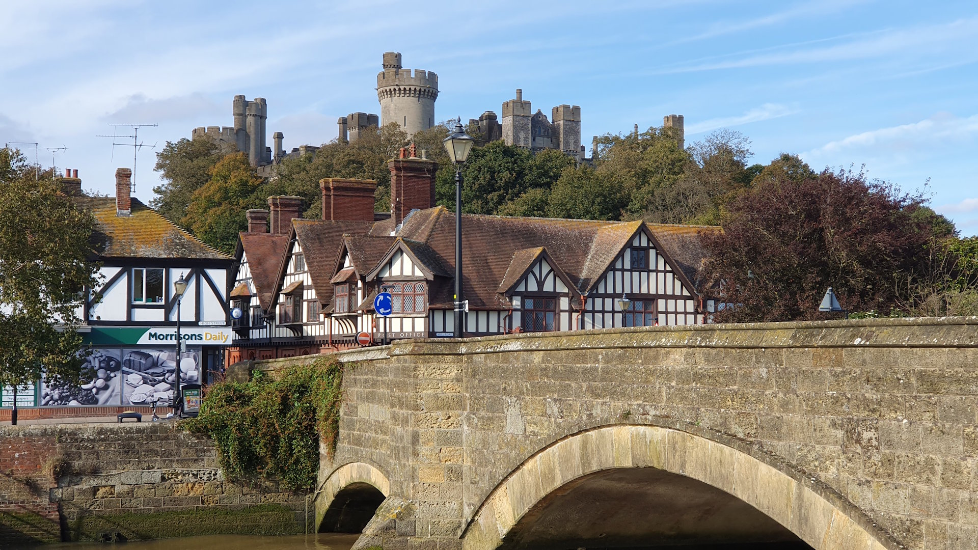 der Arundel von einer mittelalterlichen Bogenbrücke aus gesehen, mit gleichnamigem Castle im Hintergrund