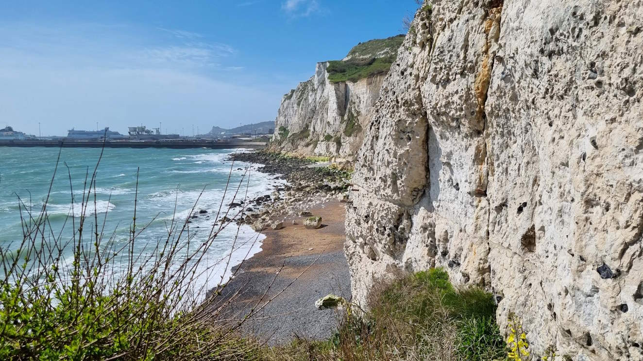 Kreidefelsen von Dover auf dem Weg hinunter zum Kiesstrand ©My own Travel