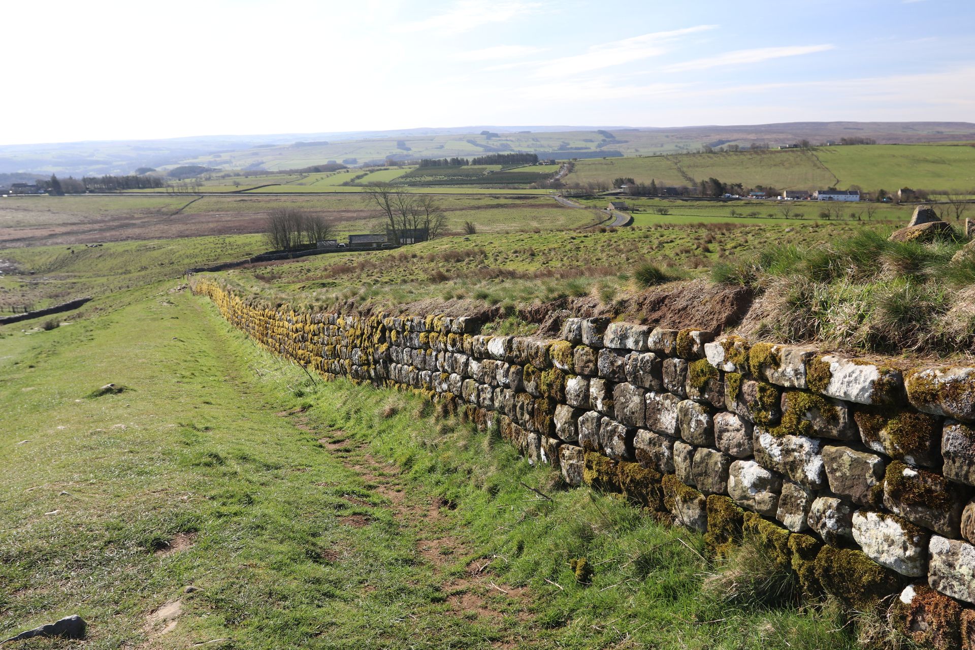 Mauerteil des antiken römischen Hadrianswalls ©My own Travel