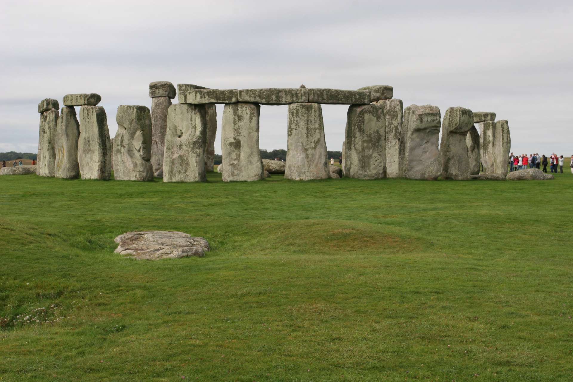 Steinkreis von Stonehenge umgeben von grüner, kurzgeschnittener Wiese ©My own Travel