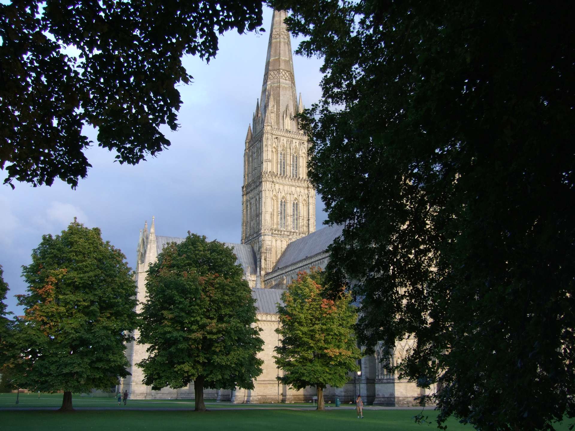 die Kathedrale von Salisbury durch Bäume hindurch fotografiert ©My own Travel