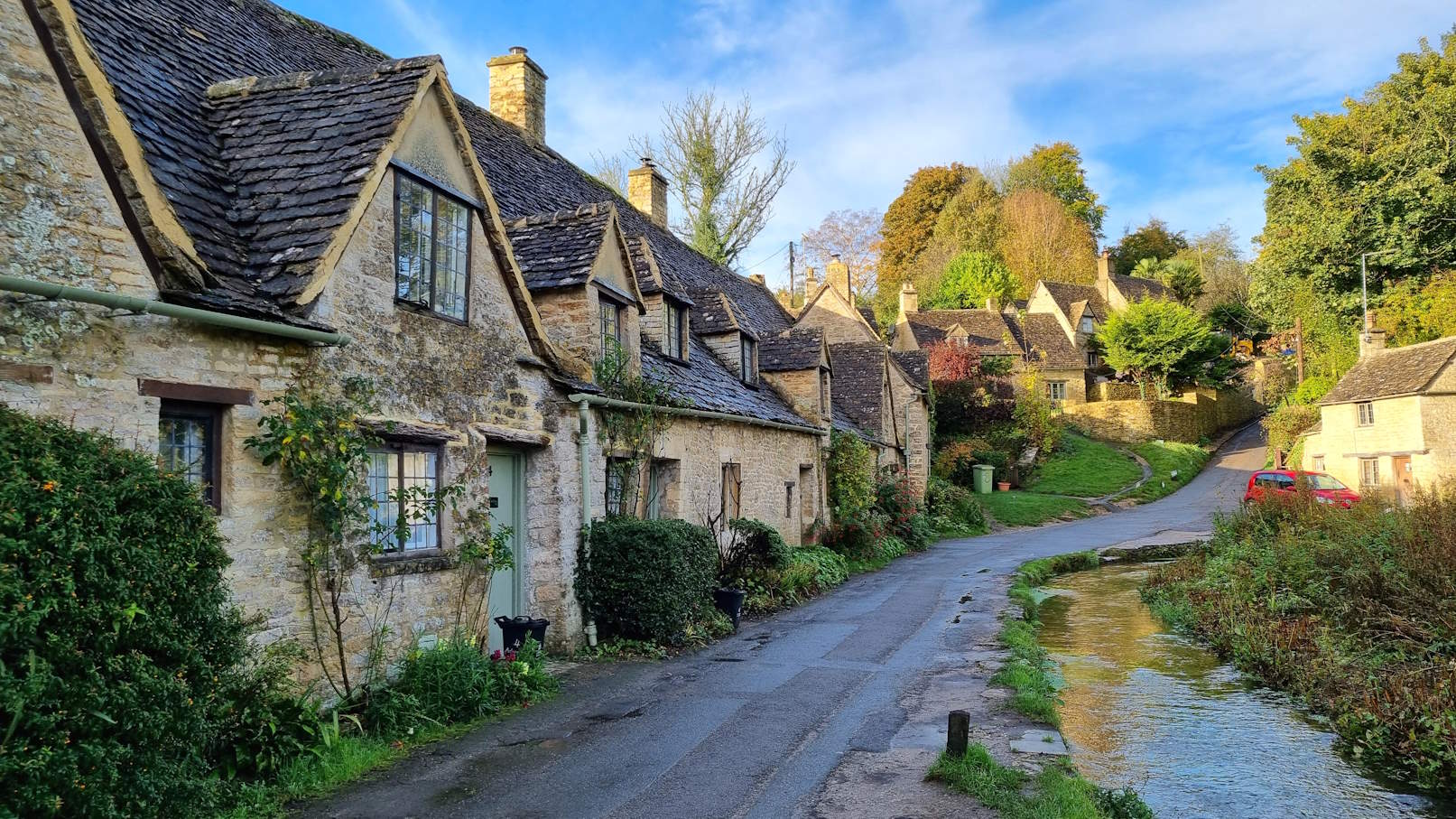 die maleriche Häuserreihe der Arlington Road im schmucken Vorzeigedörfchen Bibury in den Cotswolds ©My own Travel