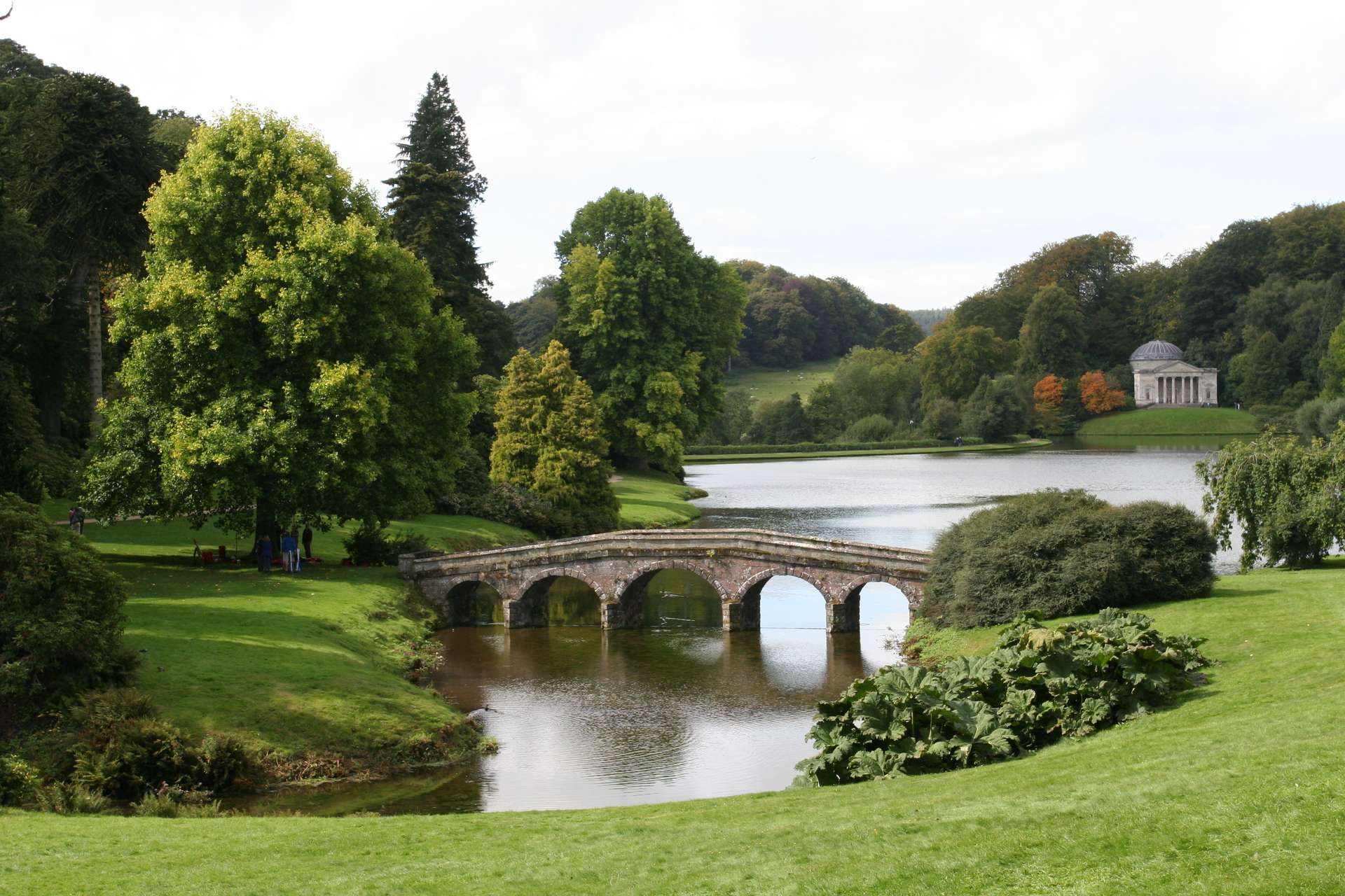Landschaftsgarten von Stourhead mit großem Teich ©My own Travel