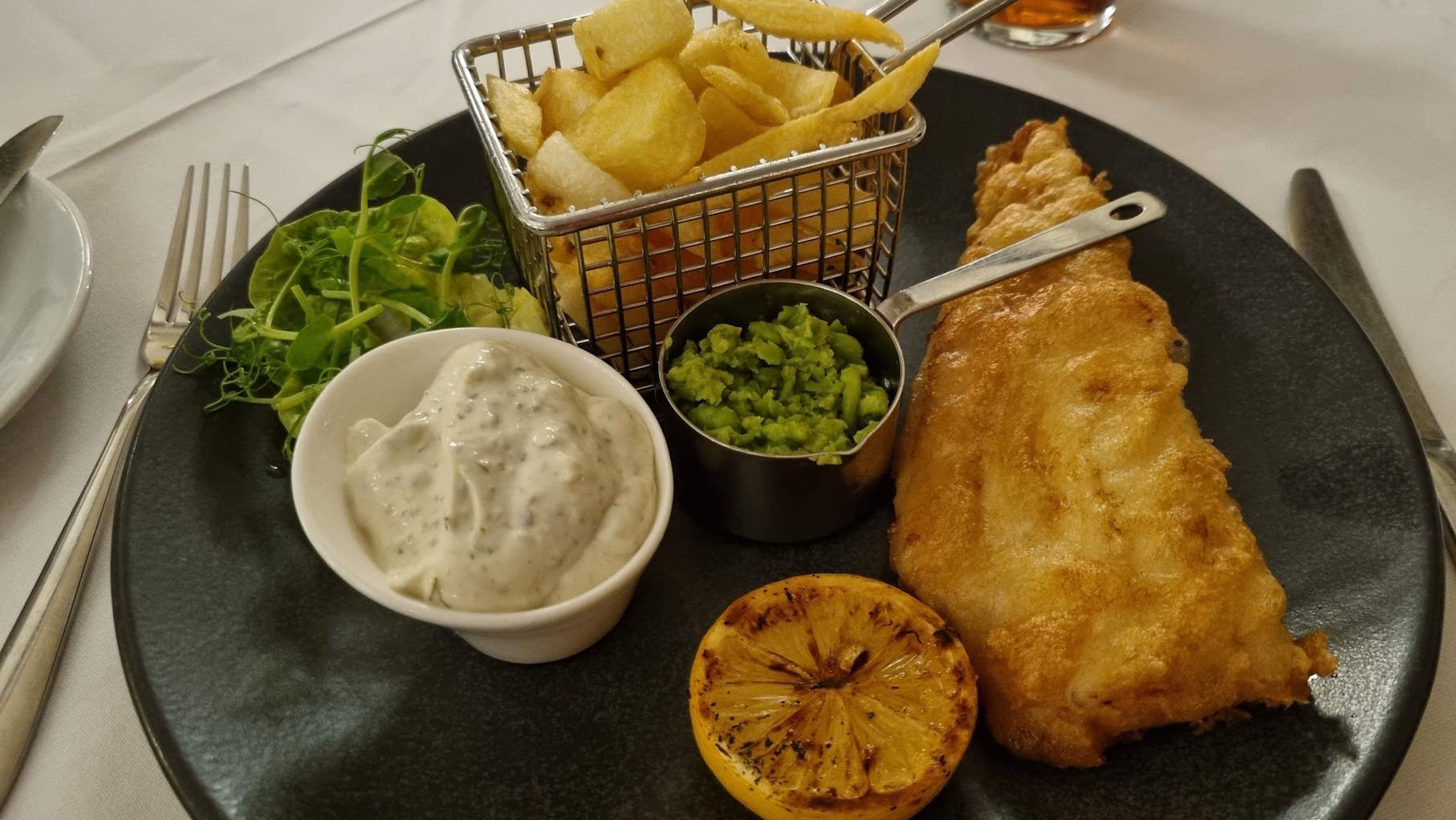 Typisches Pubfood: Fish & Chips mit Remouladensoße und Erbsenpüree ©My own Travel