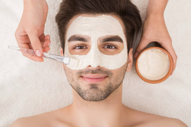 Genießen Sie einen Moment der Ruhe und Pflege bei einer professionellen Gesichtsmaske.