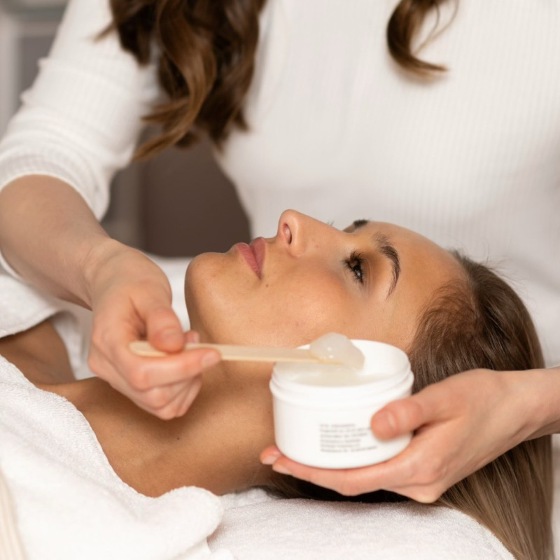 Gesichtsbehandlung für eine reine und ebenmäßige Haut durch Fruchtsäurepeeling bei Canisius Cosmetic Kosmetikstuido Köln