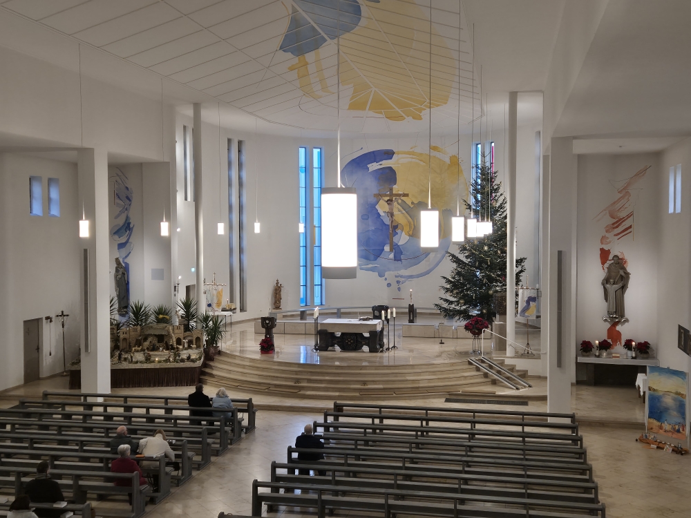 St. Marien (Weinheim) vor Beginn des Hochamts