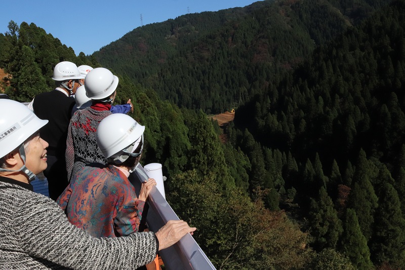 先ほどまでいた県道34号線ははるか下・・・