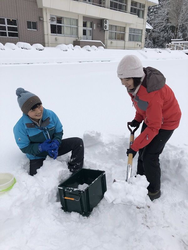 これぞ大人の雪遊び イグルー 雪の家 作り体験 いけだごのみ これぞ大人の雪遊び イグルー 雪の家 作り体験 いけだごのみ