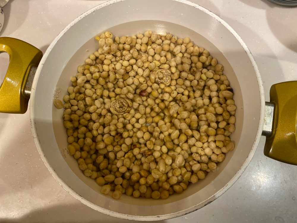 水に浸したばかりの大豆
