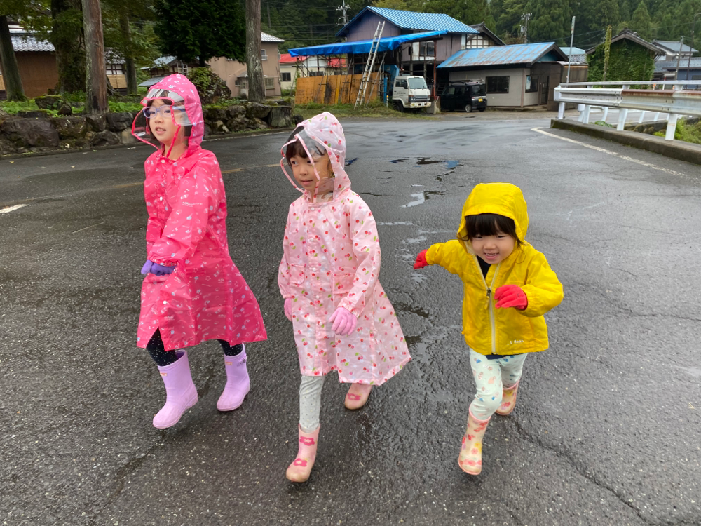 運動不足とも身体の痛みとも無縁なわんぱく団。雨でもカッパ着て散歩へ