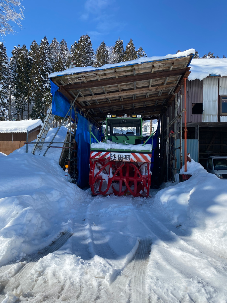 大雪後の晴天の日。お休み中の除雪車