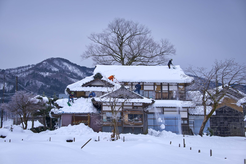 池田町の雪下ろし風景（阿部伸治撮影）