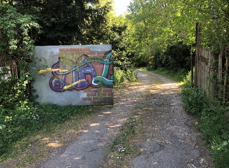 durch das Tor in den Parkeingang fahren 