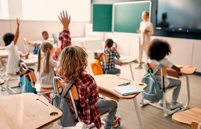 小学校の難聴学級で、個人所有のロジャーをお持ちの児童さんが複数います。集合教育の時の使い方は？
