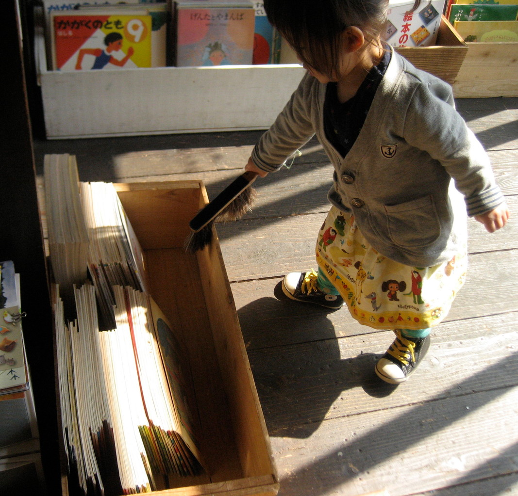お店でも 小さなほうきではたはた