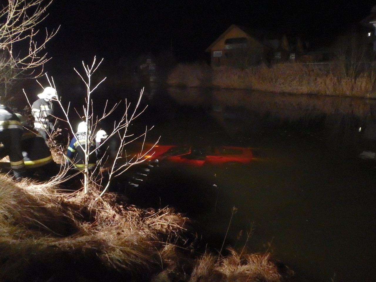 Ferrari im Teich IM DIENSTE IHRER SICHERHEIT