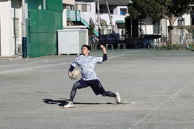 辻大雅君来訪 投球姿を披露